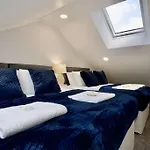 Dane Duplex Studio Nine - Stylish Coventry Retreat